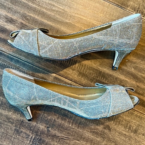 Vaneli Platinum Metallic Kitten Heel Pump Size 9.5 - Picture 7 of 12